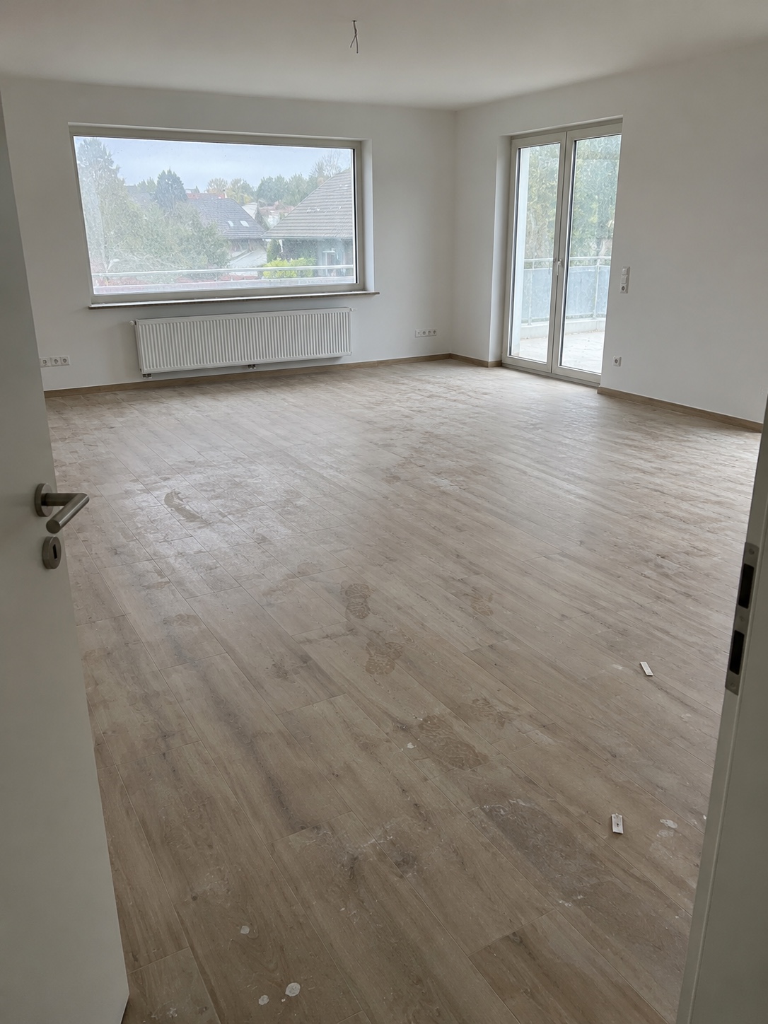 Fertiggestellter Wohnraum vor der Bauendreinigung mit Baustaub, Schuhspuren und Handwerkerrückständen