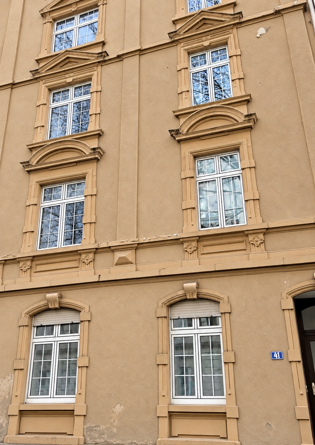 Nachher-Visualisierung: dieselbe Hausfassade mit helleren gereinigten Flächen