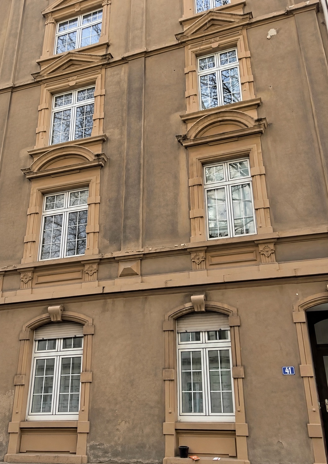 Vorher: historische Hausfassade mit dunklen witterungsbedingten Ablagerungen