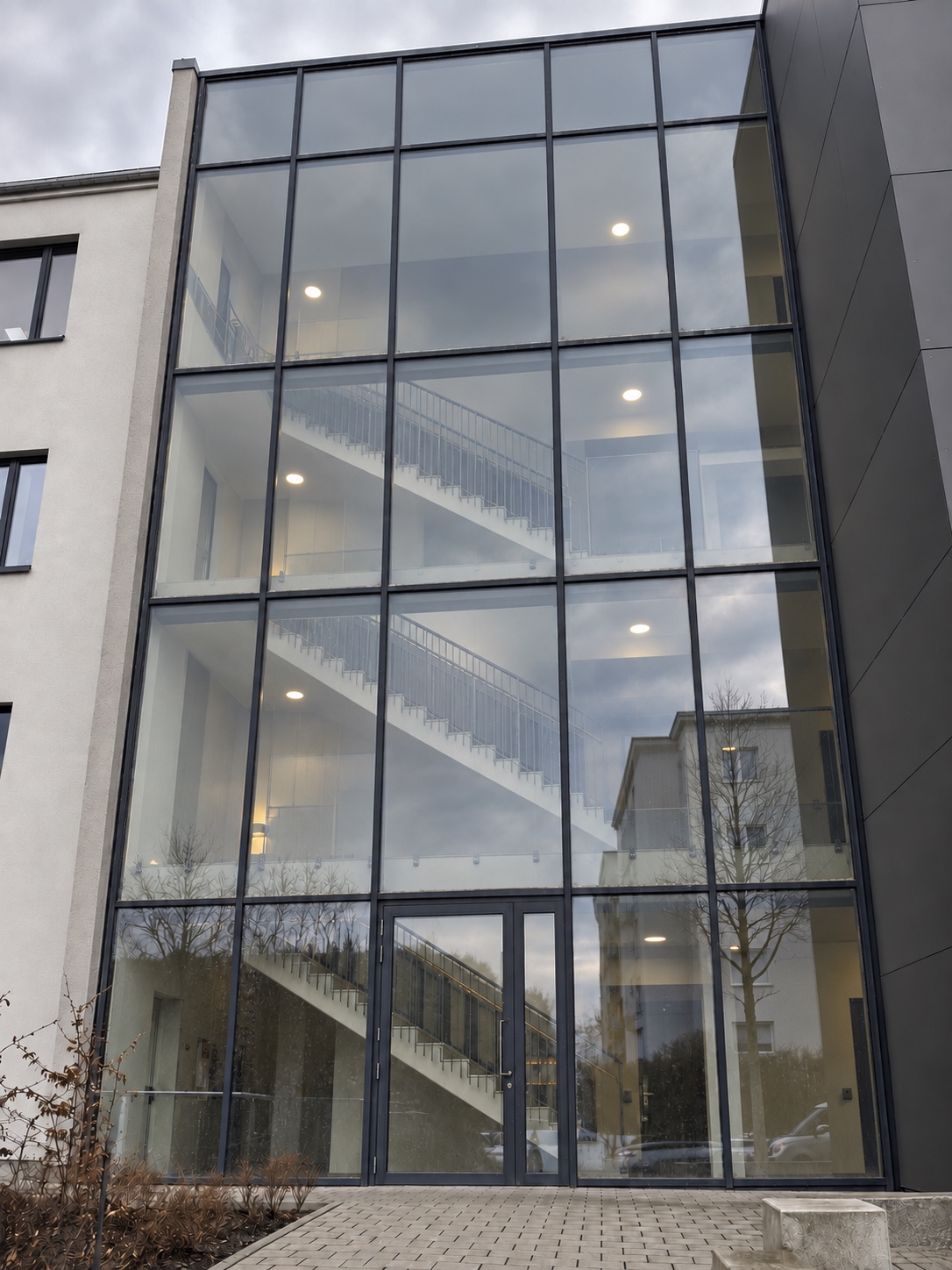 Glasfassade eines mehrgeschossigen Gebäudes