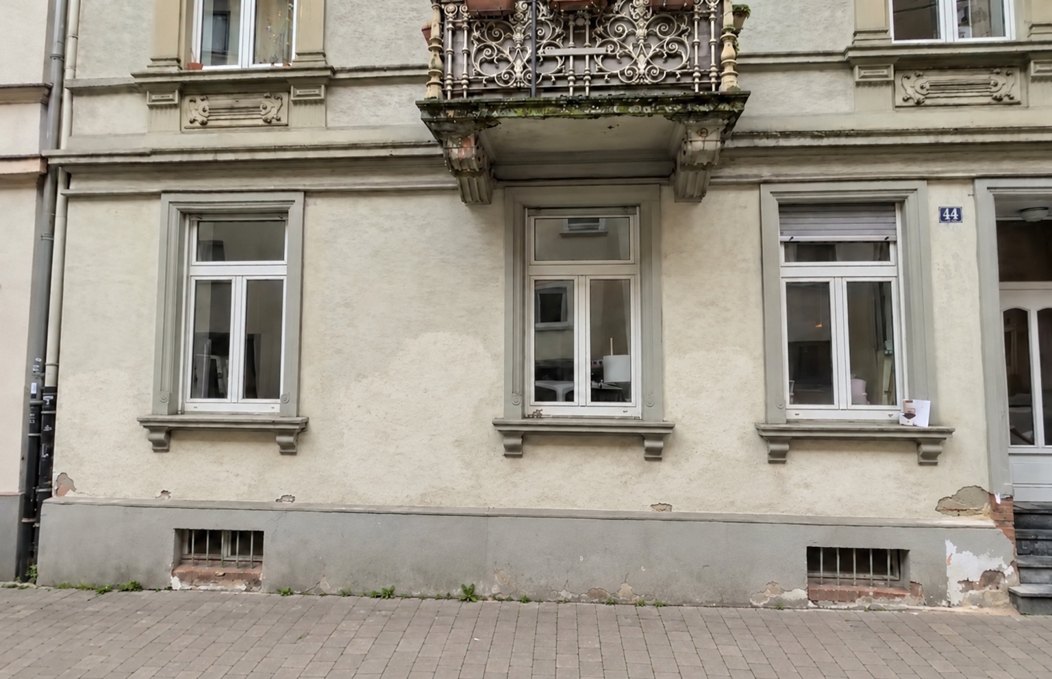 Nachher-Visualisierung: dieselbe Hausfassade ohne Graffiti, mit leicht sichtbaren Reinigungsspuren