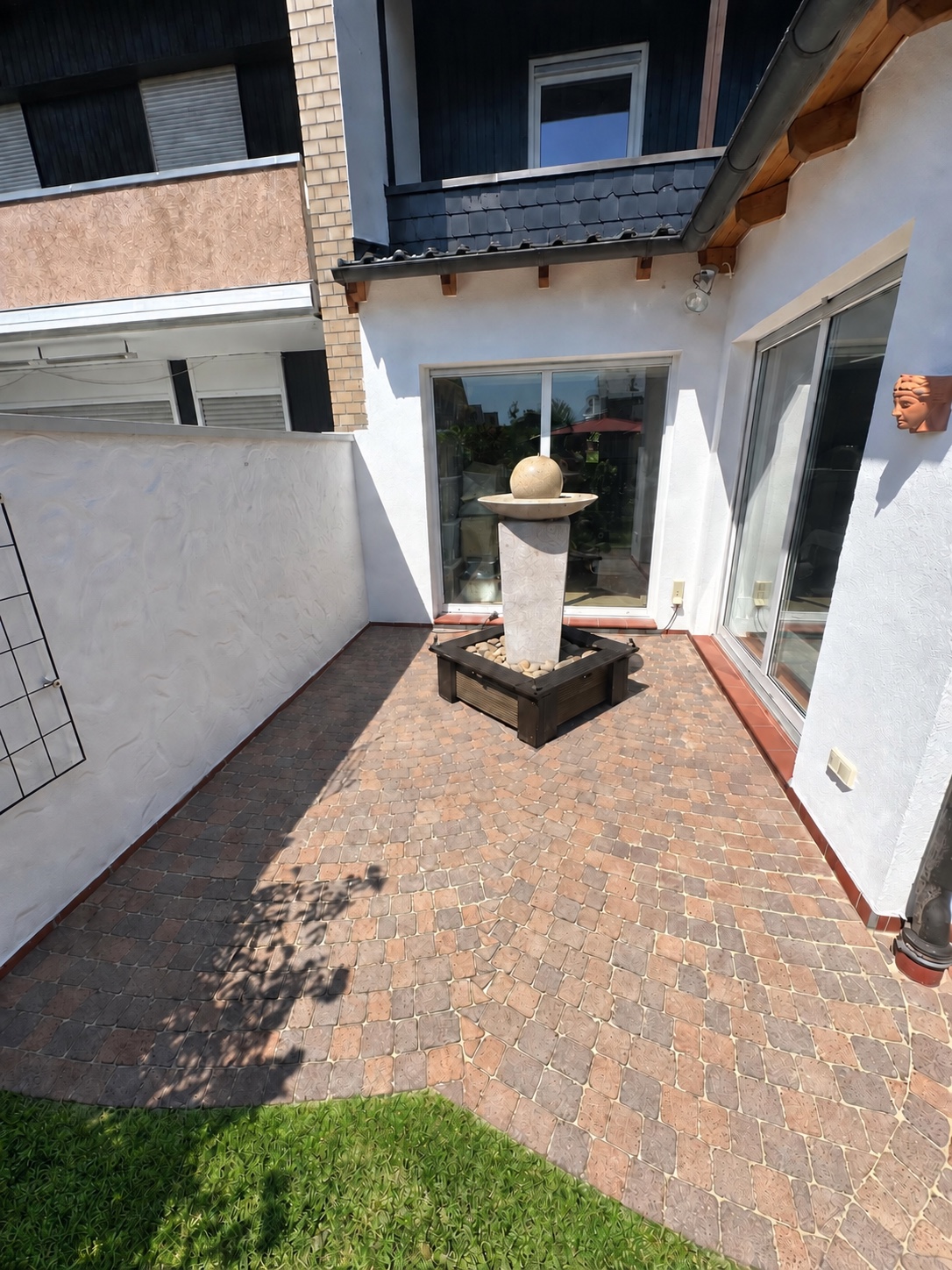 Gepflasterte Terrasse an einem Wohnhaus